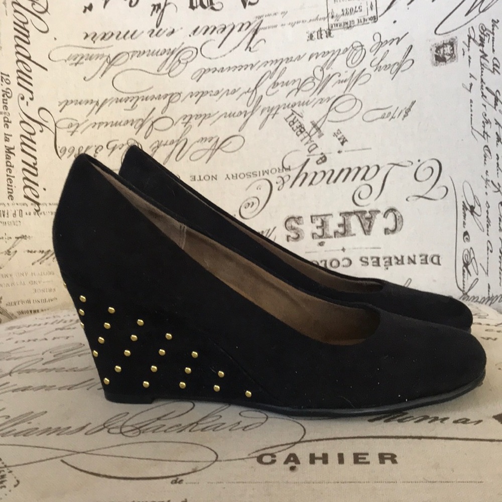Black heel with gold detailing